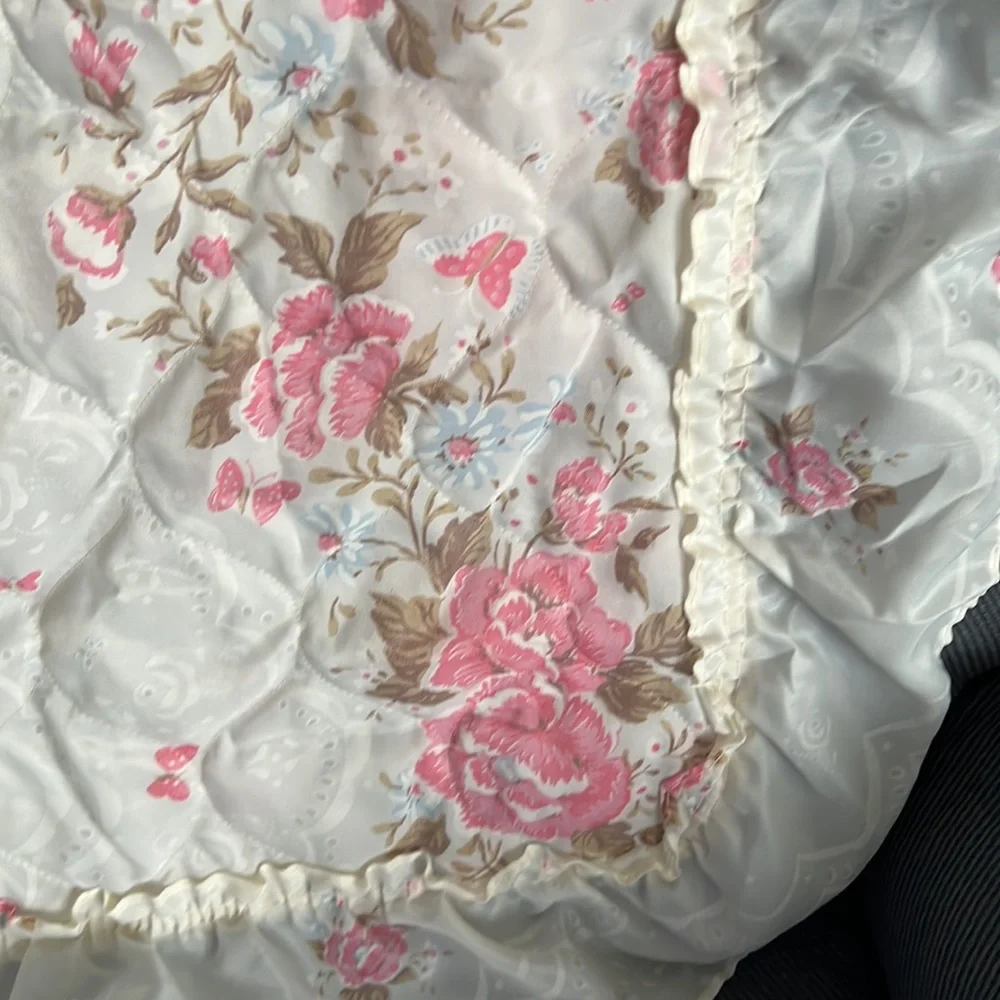 Set: 2 standard pillow cases & 1 comforter: white, pink flowers and butterflies